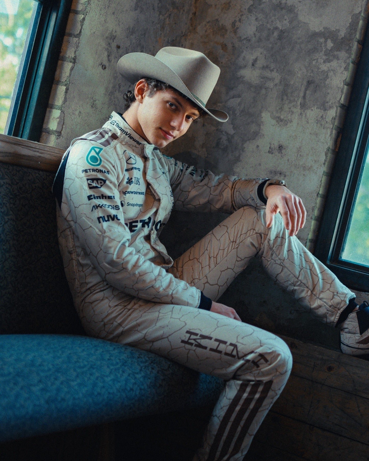 AndreaKimiAntonelli2025USAAustinGPF1RacingSuitTeamMercedes_2.jpg